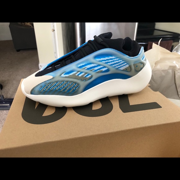 YEEZY 700 v3 size 8.5 BRAND NEW NEVER WORN!!!! - Picture 1 of 5
